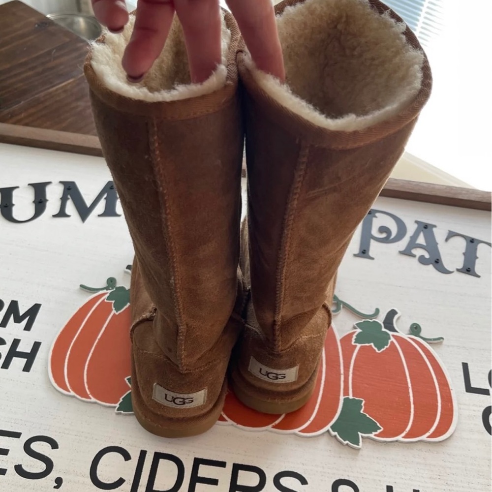 Kids UGG boots. Size 3.